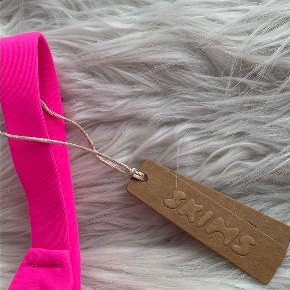 SKIMS | Fits Everybody Triangle Bralette in Neon Pink - Picture 9 of 10
